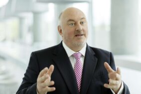 Marc Dietenmeier fotografiert Führungskräfte für die BMW Bank und Alphabet