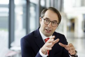 Marc Dietenmeier fotografiert Führungskräfte für die BMW Bank und Alphabet