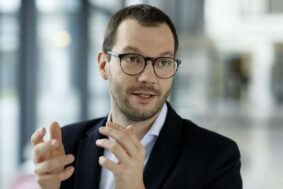 Marc Dietenmeier fotografiert Führungskräfte für die BMW Bank und Alphabet