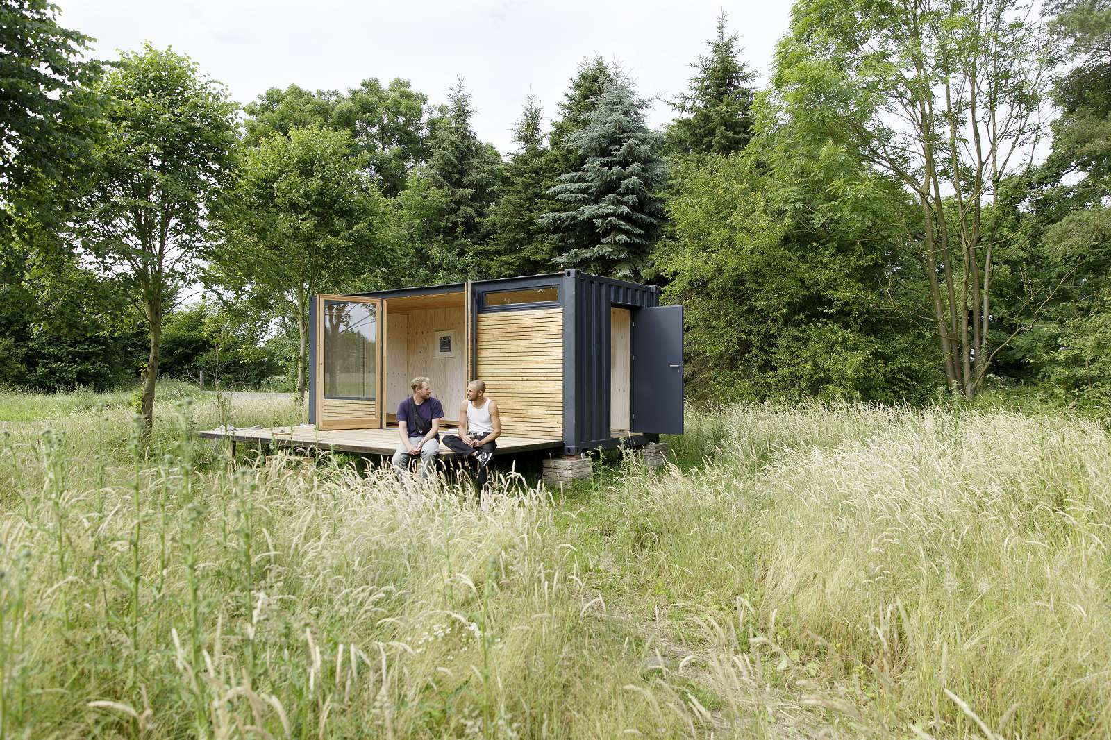 Marc Dietenmeier fotografiert Reportage um den Bau eines Tiny Homes aus einem Container